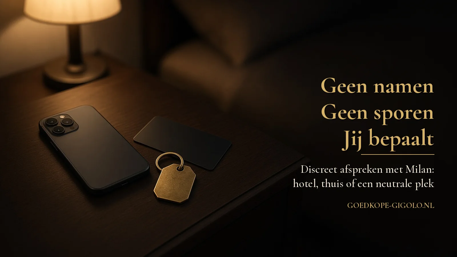 Telefoon met het scherm naar beneden naast een hotelkaart, met de tekst Geen namen, geen sporen, jij bepaalt: discreet afspreken met Milan