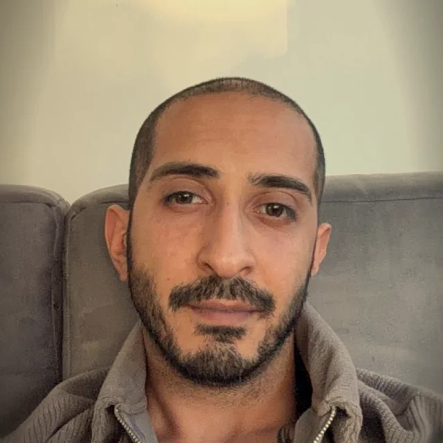 Portret van Milan, zelfstandige en discrete gigolo, vriendelijk en ontspannen op een bank